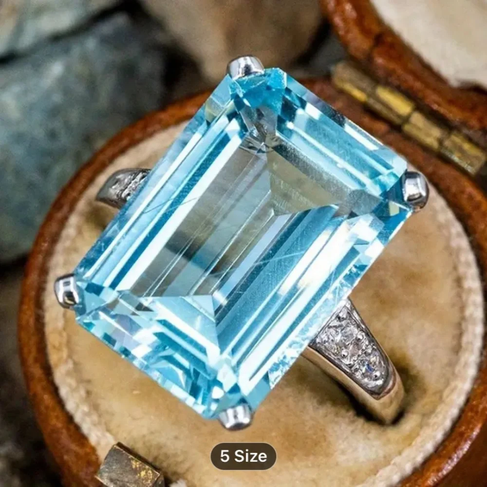 Elegant 9.25 Sterling Silver and Aquamarine Gemstone Ring